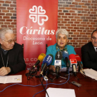 La directora de Cáritas Diocesana, Beatríz Gallego, el secretario de la organización, Ismael García y el obispo de León, Julián López, presentan la memoria anual de actividad de la institución-ICAL