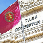 Bandera de Valladolid en el Ayuntamiento de la ciudad.-J.M. LOSTAU