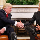 Obama y Trump escenifican el traspaso de poderes desde el Despacho Oval.-AP