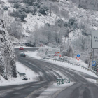 La carretera CL-631 a su paso por la localidad de Toreno (León), afectada por el temporal de nieve-Ical