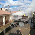 Los bomberos sofocan el incendio ocurrido en el corral de madera de una vivienda de Mojados, ayer.-BOMBEROS DIPUTACIÓN