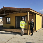 Javier Yagüe y Alejandra Gómez, ante una de las casas construidas con sus paneles de ensamblaje.-VALENTÍN GUISANDE