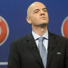 El secretario general de la UEFA, Gianni Infantino, el pasado 18 de de octubre, durante el sorteo para la Eurocopa del 2016 en Nyon (Suiza).-EFE / JEAN-CHRISTOPHE BOTT