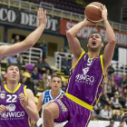 Sergi Pino arma el brazo para lanzar ante el punteo de Coego-Pablo Requejo