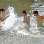 Tres jóvenes se refrescan en el río Pisuerga para contrarrestar las altas temperaturas.-J.M. Lostau