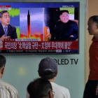 Ciudadanos surcoreanos siguen la noticia del ensayo nuclear de Corea del Norte en una estación de Seúl.-AFP / ED JONES