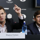Magnus Carlsen (izquierda) y Serguéi Karjakin, durante la presentación del encuentro en Nueva York.-EDUARDO MUÑOZ ALVAREZ / AFP