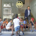 Jesús Julio Carnero rodeado de niños saharauis en el Patio del Palacio de Pimentel.-E.M.