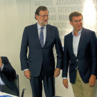 Herrera aplaude al candidato gallego Alberto Nuñez Feijó y al vasco Alfonso Alonso, en presencia de Mariano Rajoy, ayer en Madrid.-ICAL