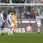 Los jugadores del Valladolid, cabizbajos tras el temprano gol del Rayo mientras Nacho, con el balón, pide explicaciones a los compañeros.-J. M. LOSTAU