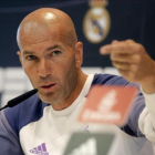 Zinedine Zidane, durante la rueda de prensa de este viernes en la ciudad deportiva de Valdebebas.-JOSE LUIS ROCA