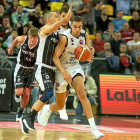 Reyes sale al contraataque defendido por Javi Salgado.-PHOTO-DEPORTE