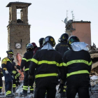 Agentes de rescate buscan entre los escombros del terremoto en la localidad de Amatrice.-EFE
