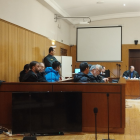 Los condenados y sus defensas durante el juicio celebrado en la Audiencia de Valladolid. - EUROPA PRESS