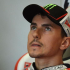 Jorge Lorenzo (Ducati), en su box en Silverstone (Inglaterra).-AFP / OLI SCARFF