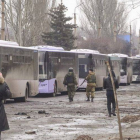 Autocares, con refugiados, en la región de Donetsk.-Foto: EFE