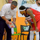 Pizarra en mano, Paco García, explica un movimiento a su jugador Wade-Chatman-LOF