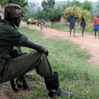 Un miliciano vigila una carretera en Nyamilima, en Kivu del Norte, al este de la República Democrática del Congo.-PASCAL GUYOT (AFP)