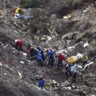 Gendarmes e investigadores, entre los restos del avión estrellado en los Alpes.-Foto: ANNE-CHRISTINE POUJOULAT / AFP