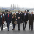 En el centro, De la Serna junto al alcalde de Burgos, Javier Lacalle, y el consejero de Fomento, JuanCarlos Suárez Quiñones.-ICAL