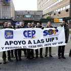 Representantes de los sindicatos de policía muestran una pancarta frente a la Delegación de Gobierno.-J.M. LOSTAU
