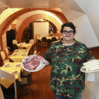 Juan José Taboada (Jota) es un apasionado de la caza. En la imagen sostiene dos ingredientes que no faltan en su cocina: la carne y el espárrago de Tudela de Duero, producto de proximidad-J.M. LOSTAU