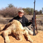 Un niño de siete años sostiene con la mano izquierda un rifle de casa y con la derecha acaricia el lomo del león que acaba de matar.-Foto:   © TWITTER / ALLEN TARPLEY