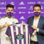 La última incorporación del Real Valladolid, Cristo González, junto al director deportivo Fran Sánchez. P. REQUEJO