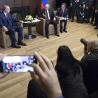 Los periodistas en una rueda de prensa de Putin y Ergodan  en el balneario de Sochi, el lunes.-AP / PAVEL GOLOVKIN