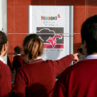 Un grupo de escolares frente al cartel de la Miniminci en el Centro Cultural Miguel Delibes-Ical