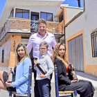 Alberto Madruga y María Rodríguez, con sus hijos, Eva y Julián, en la bodega familiar situada en Tardáguila, en la Armuña salmantina.-