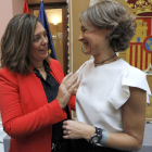 La consejera de Agricultura y Ganadería, Milagros Marcos, felicita a la ministra de Agricultura y Pesca, Alimentación y Medio Ambiente, Isabel García Tejerina durante su toma de posesíon del cargo.-ICAL