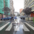 Vicente Sánchez cruza un paso de peatones en la calle Padilla con su patinete eléctrico.-MIGUEL ÁNGEL SANTOS