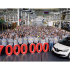 El coche 17 millones es un Renault Captur, color blanco marfil y techo negro, con destino a un cliente de Francia.-ICAL