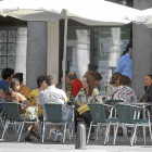 Un grupo de clientes en una de las terrazas de la Plaza Mayor. / E.M.