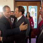El presidente de la Diputación Conrado Íscar saluda al diputado de Vox Mario de Fuentes Francos-ICAL