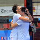 Agustín Tapia y Denis Perino se abrazan después de conseguir el triunfo que les metía en semifinales.-WPT