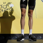 Las piernas de Chris Froome, en el podio durante la última edición de la ronda francesa que ganó.-GUILLAUME HORCAJUELO (EFE)