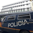 Furgones de la Policía Nacional ante el Ayuntamiento de León-ICAL