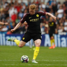 Kevin De Bruyne se dispone a chutar en el partido contra el Swansea en que se lesionó.-ADRIAN DENNIS