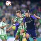 Borja trata de anticiparse a Loren en uno de los ataques del Betis, anoche en el Benito Villamarín.-PHOTO-DEPORTE