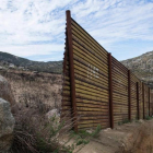 Sección de una barrera fronteriza en la frontera entre México y EEUU, en Tecate (California), el 14 de febrero del 2017.-/ AFP / JIM WATSON