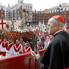 El cardenal arzobispo de Valladolid, Ricardo Blázquez, durante el fervorín celebrado en la plaza Mayor de Valladolid, con el paso de Nuestro Padre Resucitado de fondo.-J.M. LOSTAU