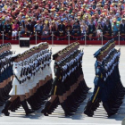 Soldados chinos marchan en una parada militar en la plaza de Tiananmen.-AFP / GREG BAKER