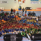 La tradicional foto de familia con todos los equipos femeninos de Castilla y León presentes ayer en el Fanatic Mini de Olmedo.-EL MUNDO