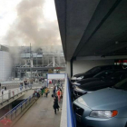 Gente huye tras las explosiones registradas en el aeropuerto de Bruselas.-TWITTER