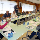 Milagros Marcos y los responsables de las organizaciones agrarias en la reunión del Consejo Regional Agrario.-ICAL