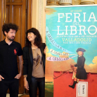 Julio Falagán y Ana Redondo junto al cartel que anuncia la Feria del Libro.-ICAL