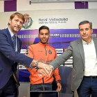 Suárez, Anuar y Gómez, durante el acto celebrado ayer en el club.-ANDRÉS DOMINGO / REAL VALLADOLID
