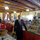 Ángel García Cortés, fundador del restaurante y sumiller, en el centro de la sala de El Cordero, en Segovia.-T.S.T